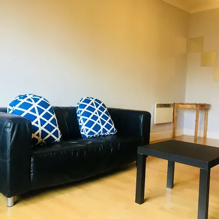 Serviced - The Qube Apartment *
